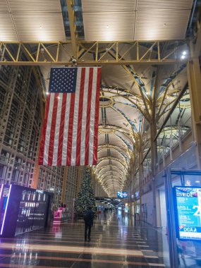 Gece Ronald Reagan Washington Ulusal Havalimanı 'nda Amerikan Bayrağı. Havaalanı terminali neredeyse boş..