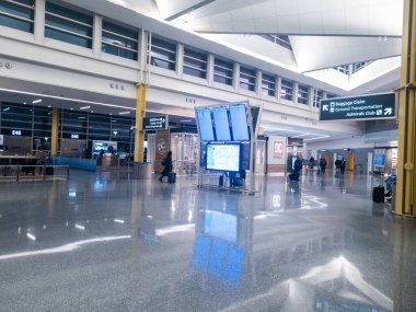 Ronald Reagan Washington Ulusal Havalimanı - Terminal 2. Ayrılış ekranı bu fotoğrafta görülebilir