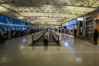 New York 'taki JFK Terminal 8' in içi. Terminal moderndir ve bu akşam erken saatlerde terminalin uluslararası bölgesinde çekilmiştir..