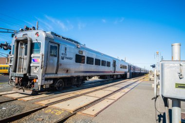 New Jersey Transit treni Bradley Beach, NJ 'de istasyona yanaşıyor.