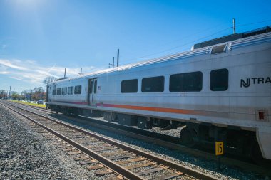 New Jersey Transit treni Bradley Beach, NJ 'de istasyona yanaşıyor.