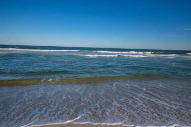 Güneşli bir günde Asbury Park Beach, New Jersey 'den Atlantik Okyanusu manzarası