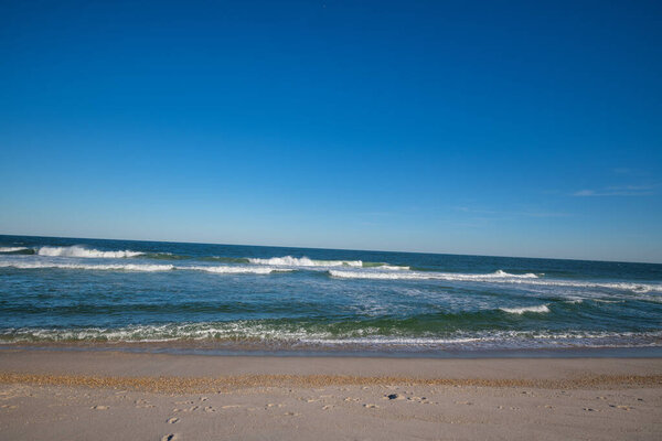 Вид на Атлантический океан с пляжа Эсбери Парк Бич, штат Нью-Джерси в солнечный день