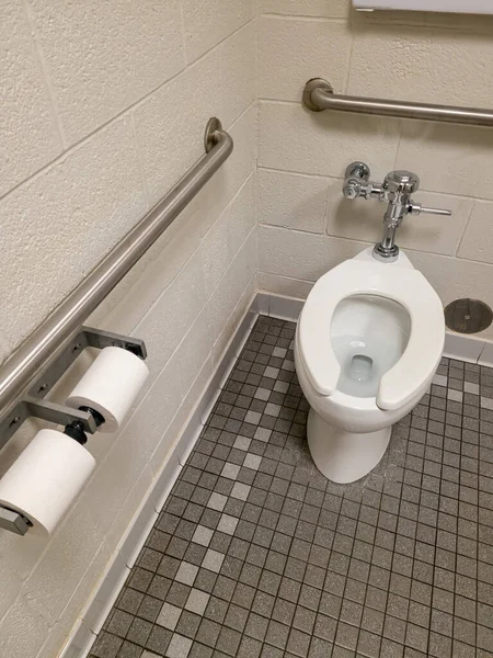 タイル張りの床と白いレンガの壁を持つトイレの公衆トイレ — ストック写真