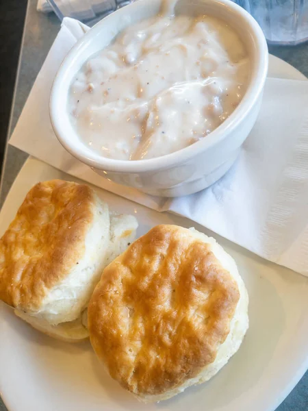 Bisküvi ve beyaz peçetedeki bir kasede beyaz sosis. İkinci tabak aşağıda..