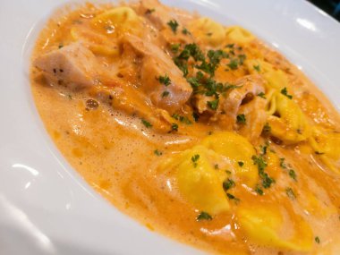 Tortellini & Kızarmış Tavuk Makarnası domates soslu peynirli makarna