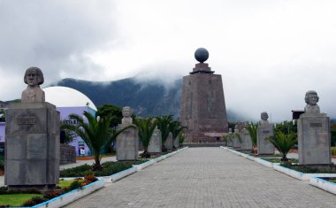 Oranın başlıca ilgi odağı, ülkenin adını aldığı ekvator hattının tam konumunu vurgulamak isteyen Dünyanın Ortası 'nın anıtı..