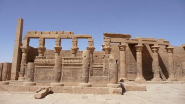 Aşk tanrıçası Isis 'e ithaf edilen bu tapınak ülkenin en güzel ve en iyi korunmuş tapınaklarından biridir. Sadece tekneyle ulaşılabilen küçük bir adada bulunuyor. Mümkünse onu daha da çekici kılacak bir şey..