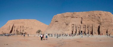 Ebu Simbel es un emplazamiento de inter s arqueol gico que se compone de templos egipcios ubicado en Nubia, al sur de Egipto. Batı Ribera 'daki doğu bölgesi. Del lago Nasser.