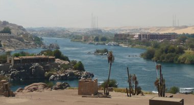 Afrika 'da kuzeyden akan bir nehir olan Nil, dünyanın en uzun su yolları arasındadır ve antik tarihi ve kıyıları boyunca bulunan arkeolojik bölgeleriyle ünlüdür.