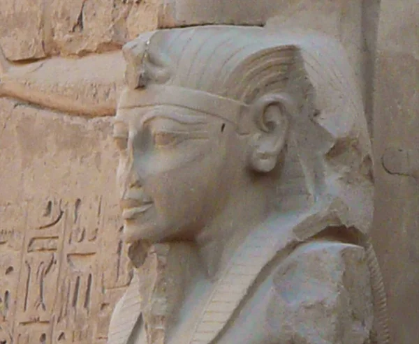 アムンに捧げられたテーベのカルナック神殿は 新王国からのエジプトの主要なカルトサイトでした — ストック写真