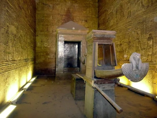 エドフ神殿 Temple Edfu 古代エジプトの寺院で 古代ローマ時代にアポリュノポリス マグナ 英語版 として知られ 神々の神ホルス アポロンに捧げられた — ストック写真
