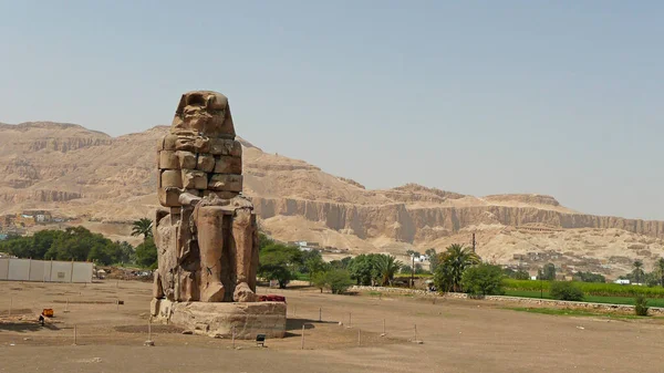 门农的科洛西是两个巨大的石像 代表法老阿门霍夫三世 他在18世纪统治了埃及 它们在尼罗河西岸被发现 — 图库照片