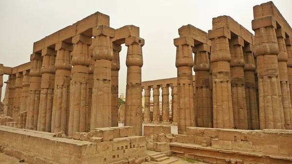 卢克索神殿坐落在古代底比斯的心脏地带 主要建于埃及18世纪和19世纪 它在阿蒙拉的两个方面下被奉为阿蒙神的圣物 目前可见的最古老的部分可追溯到Amenhotep Iii — 图库照片