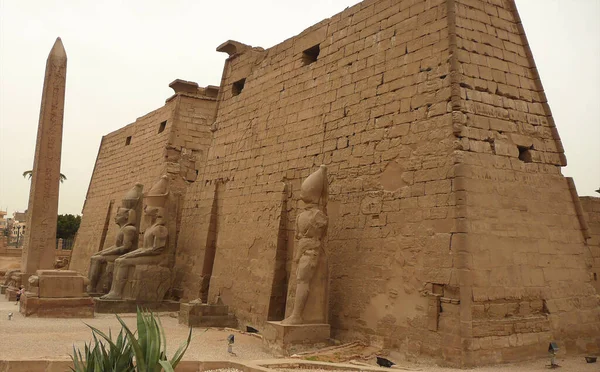 卢克索神殿坐落在古代底比斯的心脏地带 主要建于埃及18世纪和19世纪 它在阿蒙拉的两个方面下被奉为阿蒙神的圣物 目前可见的最古老的部分可追溯到Amenhotep Iii — 图库照片