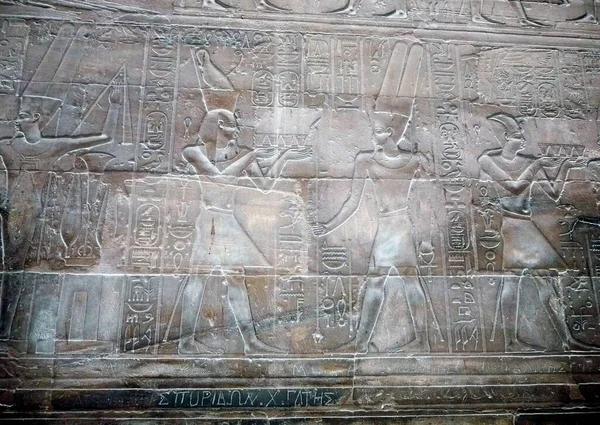 古代テーベの中心部に位置するルクソール神殿は エジプトの18世紀と19世紀の時代に建てられました アムン ラーの二つの側面の下でアモン神に奉献された 現存する最古の部分はアメンホテップ3世に遡る — ストック写真