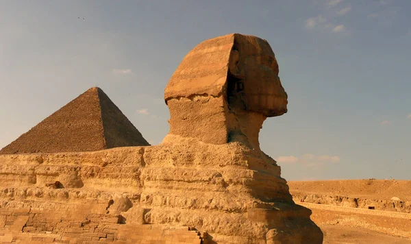 Wielki Sfinks Gizie Imponująca Rzeźba Ludzką Głową Ciałem Lwa Znajdującym — Zdjęcie stockowe