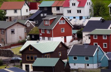 Danimarka 'nın Eysturoy-Faroe Adaları' nın tipik evleri