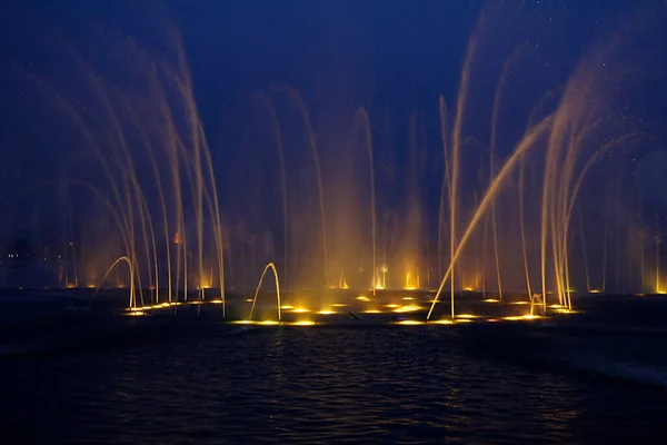 杭州西湖的发光喷泉 — 图库照片