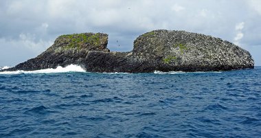 Brezilya 'nın Fernando de Noronha adasına yakın küçük bir ada.