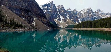 Banff Ulusal Parkı 'ndaki Moraine Gölü - Kanada