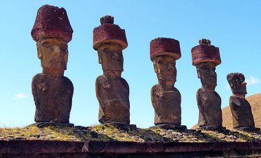 Pukao ile Moais, Paskalya Adası, Rapa Nui - Şili