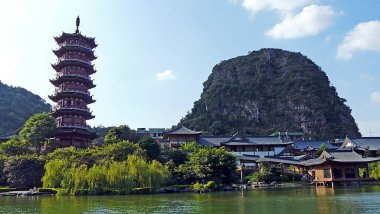 Mulong Gölü 'ndeki Pagoda, Guilin - Çin