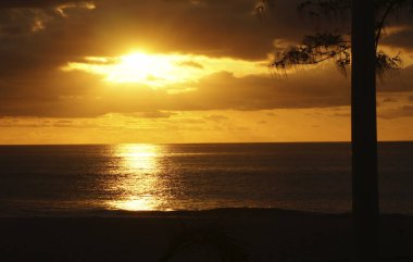 Saint Gilles Les Bains sahilinde gün batımı, Reunion Adası - Fransa