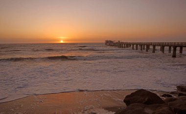 Swakopmund Sahili 'nde gün batımı - Namibya
