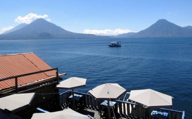 Atitlan Gölü 'ndeki volkanlar - Guatemala