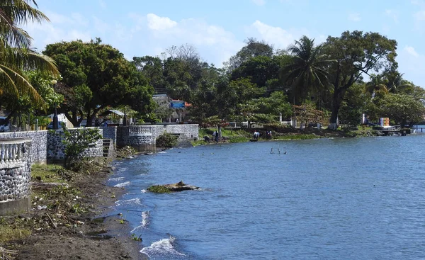 Население Эль Эстор Озеро Изабал Гватемала — стоковое фото