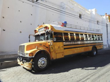 San Andres Xecul köyündeki renkli otobüs Guatemala