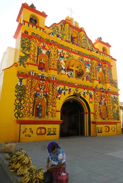 Kostel Různých Barev Obci San Andres Xecul Guatemala — Stock fotografie