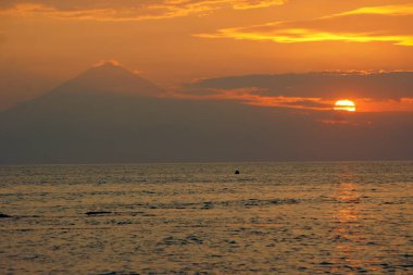 Günbatımı Senggigi Sahili, Lombok Adası - Endonezya