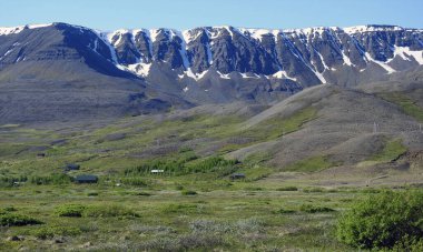 Adanın kuzeyindeki dağların panoramik - İzlanda