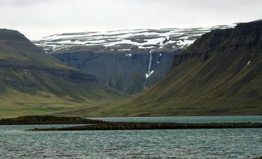 Reykjavik yakınlarındaki dağların manzarası - İzlanda