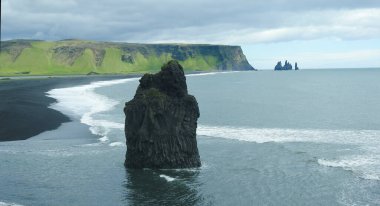 Reynisfjara siyah kumsal, Dyrh laey uçurumu, Vic İzlanda