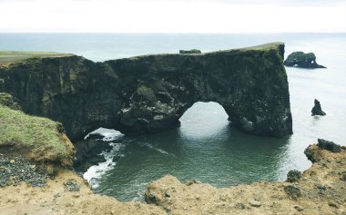 Reynisfjara siyah kumsal, Dyrh laey uçurumu, Vic İzlanda
