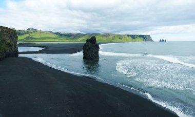 Reynisfjara siyah kumsal, Dyrh laey uçurumu, Vic İzlanda