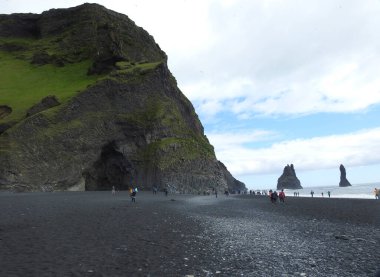 Reynisfjara siyah kumsal, Dyrh laey uçurumu, Vic İzlanda