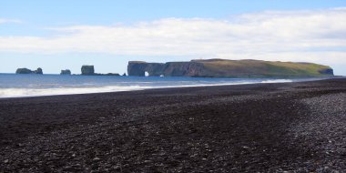 Reynisfjara siyah kumsal, Dyrh laey uçurumu, Vic İzlanda