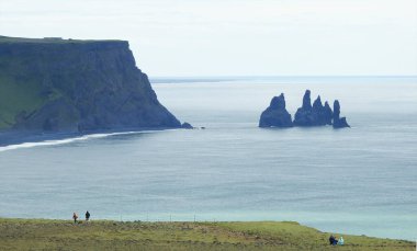 Reynisfjara siyah kumsal, Dyrh laey uçurumu, Vic İzlanda
