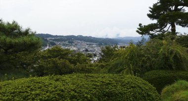 Kenrokuen Bahçelerinden Kanazawa manzarası, Ishikawa, Honshu Adası - Japonya