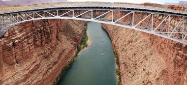Daha Az Feribot, Mermer Kanyon, Coconino County, Arizona 'daki Colorado Nehri üzerindeki köprü.