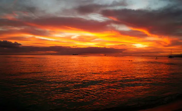 Waikiki sahilinde gün batımı, Honolulu, Oahu Adası, Hawaii - ABD