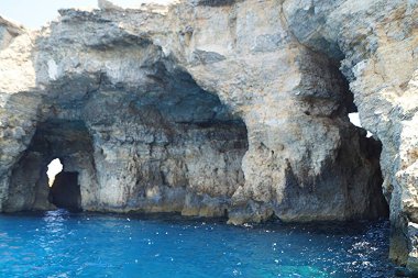 Comino Adası 'ndaki uçurumlar - Malta Adası