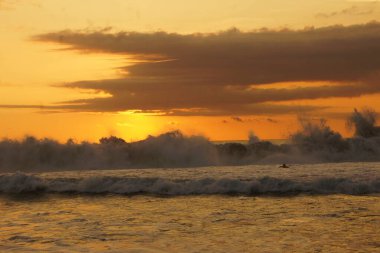 Zicatela Plajı 'nda gün batımı, Puerto Escondido, Oaxaca - Meksika