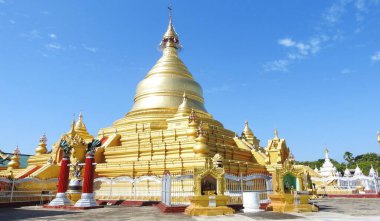 Shwe Kyet henüz tapınağı, Ayeyarwady Nehri, Mandalay, Myanmar - Burma