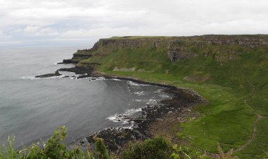 Dunluce Şatosu kıyısı, Antrim İlçesi - Kuzey İrlanda