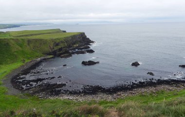 Dunluce Şatosu kıyısı, Antrim İlçesi - Kuzey İrlanda
